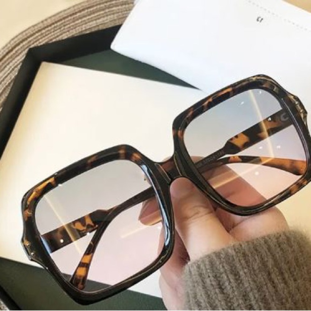 Oversized Square UV400 sunglasses Leopard print and another one Color white